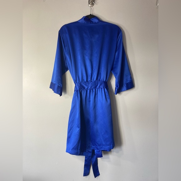 Cabernet Sleepwear Satin Royal Blue Robe
No size tag- please see measurements - Picture 5 of 6
